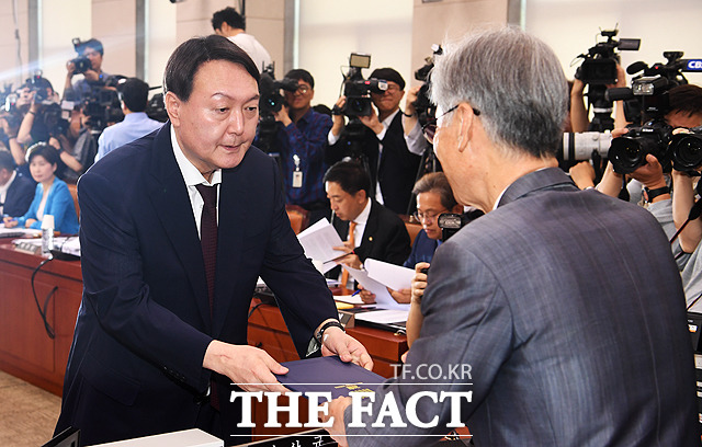여상규 법사위원장에게 선서문 제출하는 윤석열 검찰총장 후보자(왼쪽)