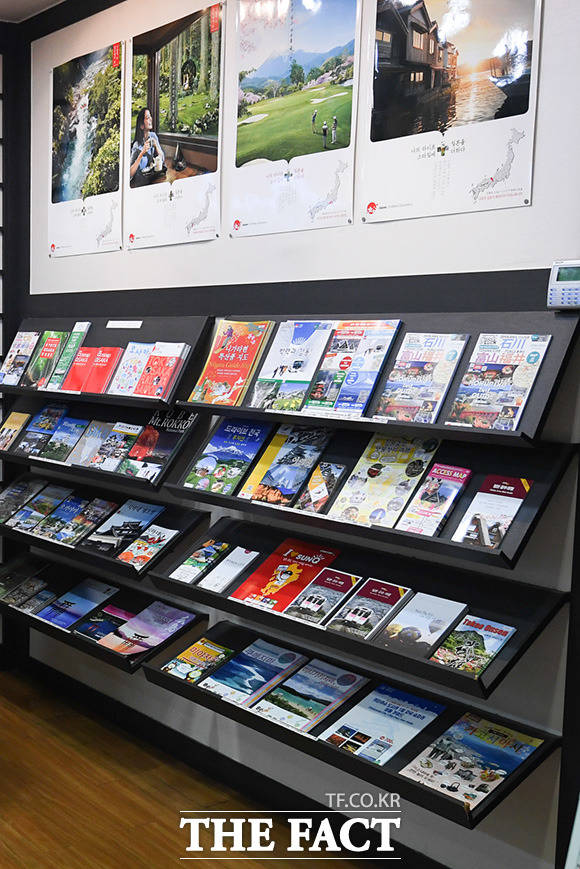 덩그러니 놓여져 있는 일본 현지 관광 안내책자들
