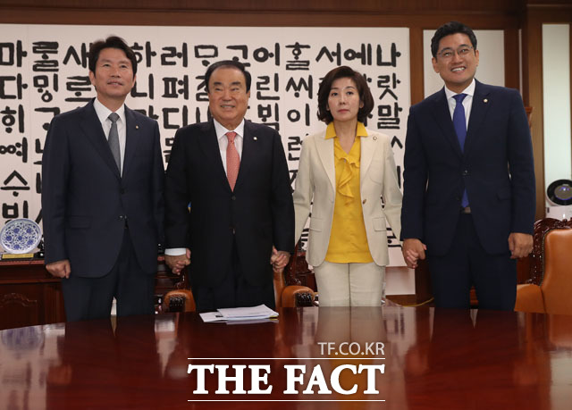 문희상 국회의장(왼쪽에서 두 번째)과 이인영 더불어민주당(왼쪽), 나경원 자유한국당(왼쪽에서 세 번째), 오신환 바른미래당 원내대표가 8일 오전 서울 여의도 국회 의장실에서 교섭단체 원내대표 회동을 앞두고 기념촬영을 하고 있다./국회=남윤호 기자