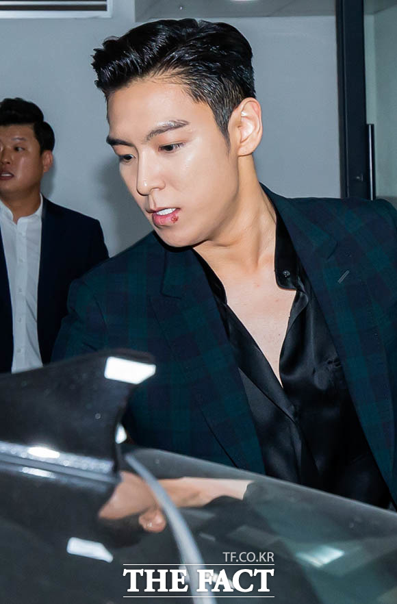 탑이 6일 오후 소집해제 후 서울 용산구 한남동 용산공예관을 나서고 있는 모습. /김세정 기자