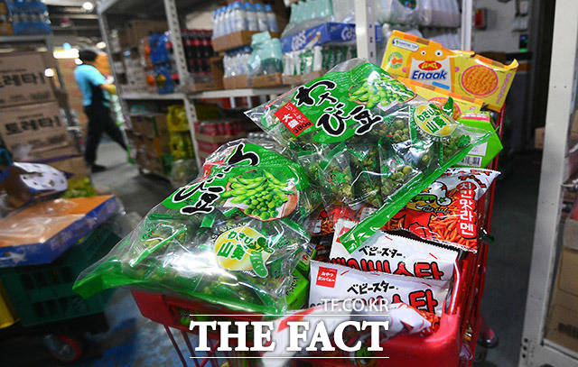 창고 한켠에 반품을 기다리고 있는 일본 과자들이 카트에 실려 있다.