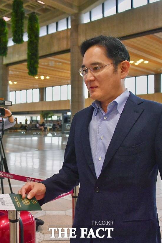 이재용 삼성전자 부회장이 일본 정부의 수출규제 조치에 대한 대응책 마련을 위해 7일 오후 일본으로 출장을 떠나고 있다. /뉴시스