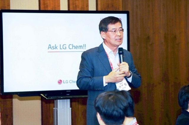신학철 LG화학 부회장은 9일 기자간담회를 통해 가장 중요한 것은 사람과 리더십이라며 임직원들이 균등한 기회를 갖고 진취적인 리더십을 배양할 수 있는 조직 문화를 만들겠다고 강조했다. /LG화학 제공