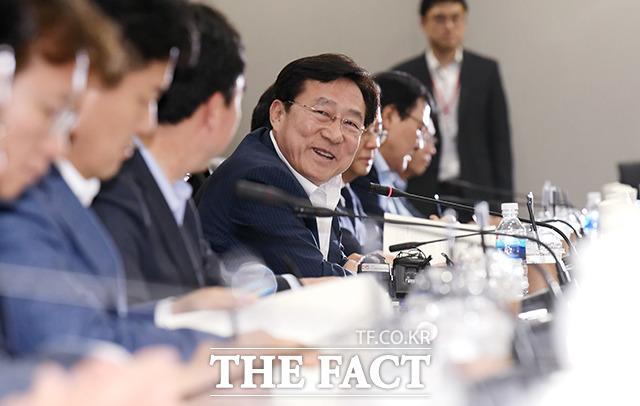 김기문 중소기업중앙회 회장(가운데)이 9일 오후 서울 영등포구 중소기업중앙회에서 열린 경제활력 제고를 위한 이해찬 더불어민주당 대표와 중소기업인 간담회에서 모두발언을 하고 있다. /이선화 기자