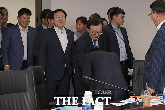 중소기업인 간담회를 찾은 이해찬 더불어민주당 대표(오른쪽)