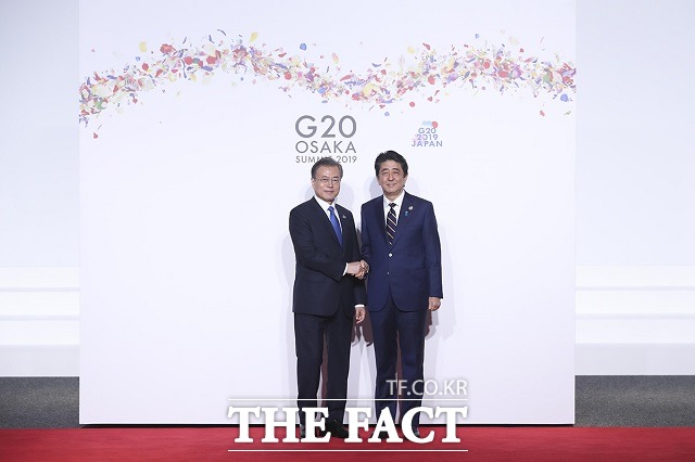 문재인 대통령은 8일 수보회의에서 일본 측의 수출 규제 조치 철회를 요구하면서 양국 간의 성의 있는 협의를 촉구했다. 문 대통령이 지난달 28일 일본 오사카에서 열린 G20 정상회의 공식환영식에서 일본 아베 신조 총리와 악수하면서 기념촬영하는 모습. /청와대 제공
