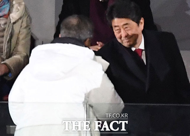 이날 문재인 대통령과 기업 총수들의 만남을 통해 일본의 경제보복에 대한 현실적 대응책이 마련될 수 있을지 주목된다. 사진은 지난해 열린 평창동계올림픽 개회식에서 문재인 대통령과 일본 아베 총리가 악수하는 모습. /더팩트 DB,