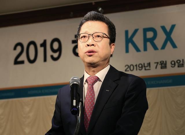 정지원 한국거래소 이사장이 9일 오전 서울 여의도에서 진행된 2019 하계 KRX 출입기자 오찬 간담회에서 질의응답을 하고 있다. /한국거래소 제공