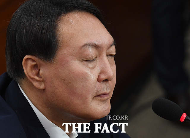 윤석열 검찰총장 후보자가 지난 8일 서울 여의도 국회 법제사법위원회 인사청문회에 참석해 생각에 잠겨 있는 모습. /배정한 기자