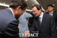 [TF포토] 중소기업인과 악수하는 이해찬 더불어민주당 대표