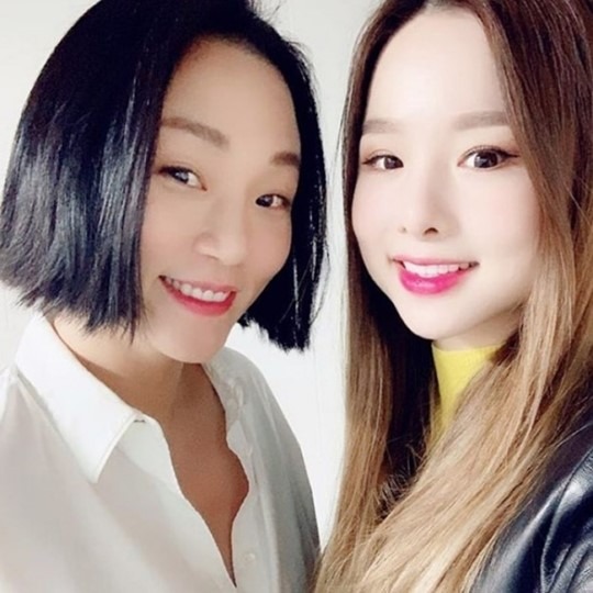 장진희(왼쪽)와 EXID 솔지는 절친한 사이로 최근 JTBC 새 예능프로그램 서핑하우스에 특별 게스트로 출연했다. /장진희 SNS