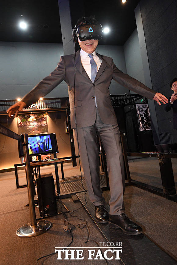 손학규 바른미래당 대표가 10일 오후 서울 마포구 상암동 디지털파빌리온에서 열린 국회 4차특위 X 대한민국 혁신가들 북&톡 혁신콘서트 꿈꾸는 모래상자에 참석해 VR기기를 체험하고 있다./남용희 기자