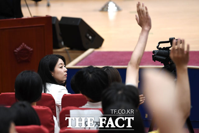 특강하는 홍준표 전 자유한국당 대표와 질문하는 대학생들을 유심히 보는 배 위원장
