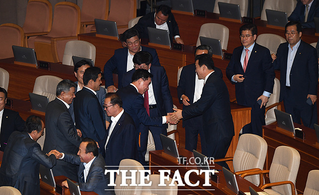 대정부 질문을 마친 뒤 동료 의원들과 인사하는 김기선 자유한국당 의원(가운데)