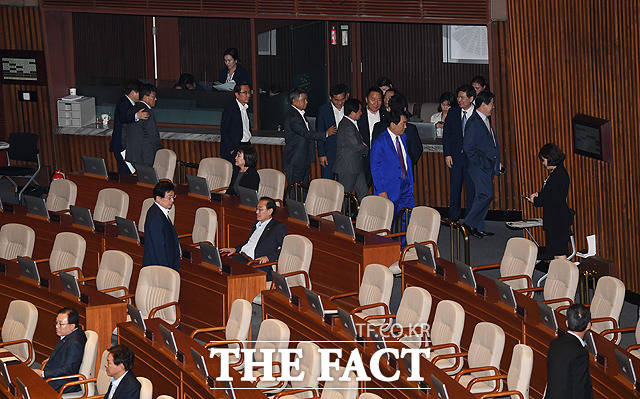 김기선 의원의 질문이 끝난 뒤 본회의장 나서는 자유한국당 의원들