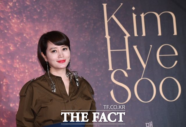 김혜수의 어머니가 약 13억 원을 빌린 뒤 수년째 갚지 않는다는 보도가 나오자 김혜수 측은 모친과 연락을 끊은지 오래라고 밝혔다. /이동률 기자