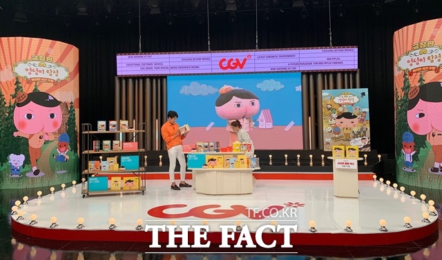 4일 엉덩이 탐정 영화 관람권 판매 방송을 준비 중인 CJ ENM 오쇼핑 스튜디오 내에서 쇼호스트들이 소품을 살피며 생방송을 준비하고 있다. 영화 관람권을 판매하는 만큼 무대는 영화관 처럼 꾸며졌다. /서초=이민주 기자