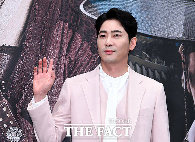 성폭행 및 성추행 혐의를 받고 있는 배우 강지환이 모든 일정을 전면 취소하고 경찰 조사를 받는다. /이동률 기자