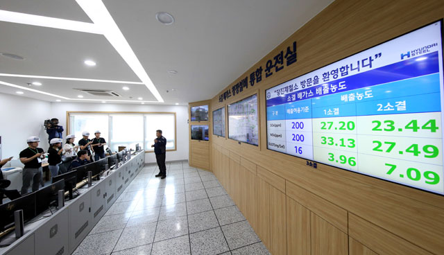 현대제철 관계자가 당진제철소 소결공장에서 신규로 가동되고 있는 대기오염물질 저감장치에 대해 설명하고 있다. /현대제철 제공