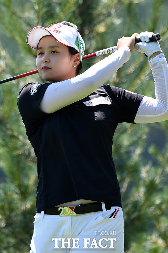 오는 12일(금)에 솔로모CC에서 열리는 ‘KLPGA MY 문영 퀸즈파크 챔피언십 2019’ 1라운드를 대상으로 한 골프토토 스페셜 18회차에서 전체 참가자의 65.64%가 1번 선수인 최혜진의 언더파 활약을 예상했다./남용희 기자