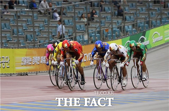 지난 6월말 2019 국민체육진흥공단 이사장배 경륜 왕중왕전 결승 경주에서 황인혁(빨간색)과 선수들이 역주하고 있다./경륜경정총괄본부 제공