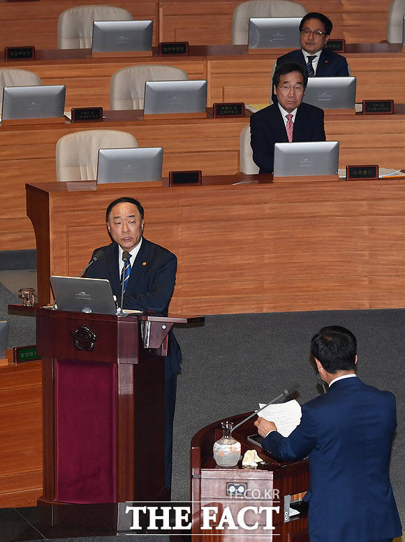 질문에 답변하는 홍남기 경제부총리 겸 기획재정부 장관(왼쪽)