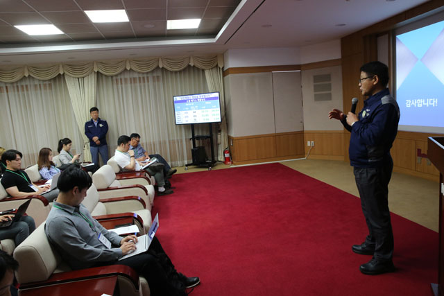 안동일(오른쪽) 현대제철 사장이 9일 당진제철소에서 진행된 소결 배가스 청정설비 개선현황 설명회에서 신규 가동 설비에 대해 설명하고 있다. /현대제철 제공