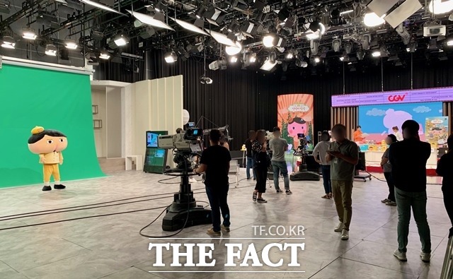 4일 CJ 오쇼핑 스튜디오 내 화면 합성을 위한 크로마키 스크린이 설치됐다. 왼편으로 엉덩이 탐정 인형탈을 쓴 배우가 생방송을 앞두고 동작을 연습하는 모습이 보인다. 오른편이 생방송이 진행되는 본 무대이다. /서초=이민주 기자