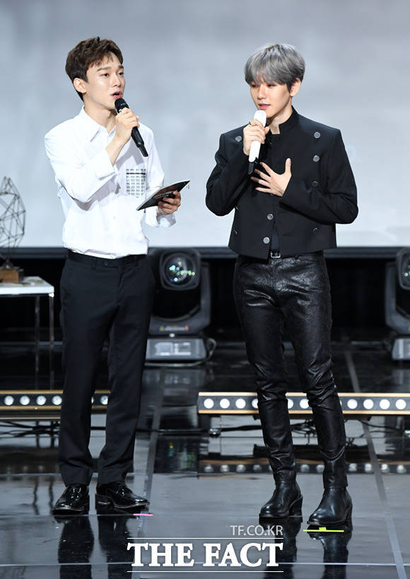 엑소 백현(오른쪽)이 10일 오후 서울 강남구 SAC아트홀에서 열린 첫 솔로앨범 City Lights 쇼케이스에 참석하고 있다. 엑소 첸이 사회를 맡았다. /임세준 기자