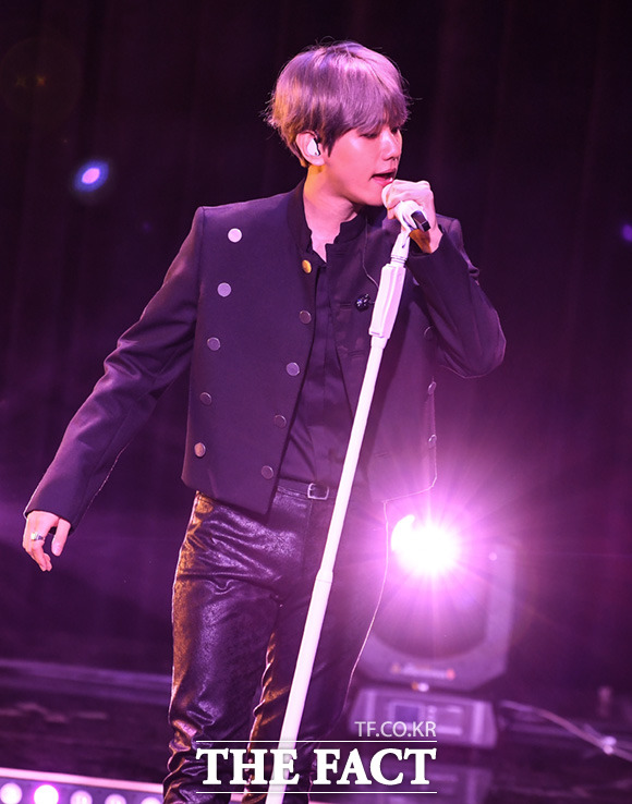 엑소 백현이 새 앨범 타이틀곡 유엔 빌리지(UN Village) 무대를 선보이고 있다. 그루비한 비트와 스트링 사운드가 조화를 이룬 알앤비 곡으로, 감각적인 가사가 돋보이는 로맨틱한 러브송이다. /임세준 기자