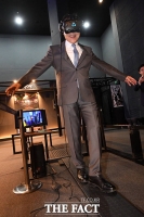 [TF포토] 손학규, '재밌는 VR 체험'