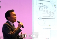[TF포토] 북&톡 혁신콘서트 '꿈꾸는 모래상자' 참석한 손학규 대표