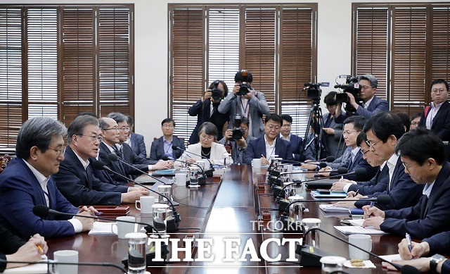 정부는 일본의 수출 규제 조치 문제를 정치적 목적으로 규정하고 외교적으로 풀겠다는 기조를 여러 차례 밝혀 왔다. 지난 8일 청와대에서 수석·보좌관 회의를 주재하는 문재인 대통령. /청와대 제공