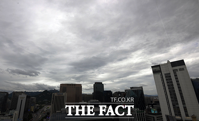 장마의 영향으로 전국에 비가 예보된 11일 오후 서울 중구 더플라자호텔에서 바라본 서울 시내 하늘이 잔뜩 흐려있다. /이선화 기자