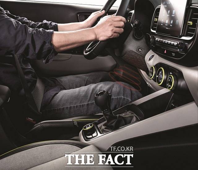 현대차는 베뉴에 세계 최초로 스티어링 휠 연결 부분 하단에 적외선 복사열 장치를 설치, 겨울철 히터 바람 없이도 운전자의 허벅지와 무릎을 따뜻하게 해주는 기능인 적외선 무릎 워머를 적용했다. /현대차 제공