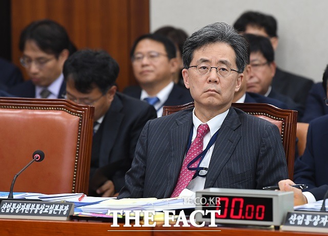 김현종(사진) 청와대 국가안보실 2차장이 11일(한국시간) 미국에 도착했다. 사전에 알려지지 않은 일정이다. 이에 대해 청와대 핵심 관계자는 이날 기자들과 만나 일본 수출 규제 관련한 것을 포함한 현안들을 협의할 것으로 알고 있다고 말했다. /임세준 기자