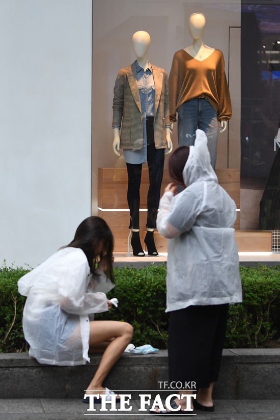 전국이 30도 안팎의 더위가 계속되는 가운데 중부지방과 충북·강원 영서 등 일부 지역에 비가 내리겠다./더팩트 DB