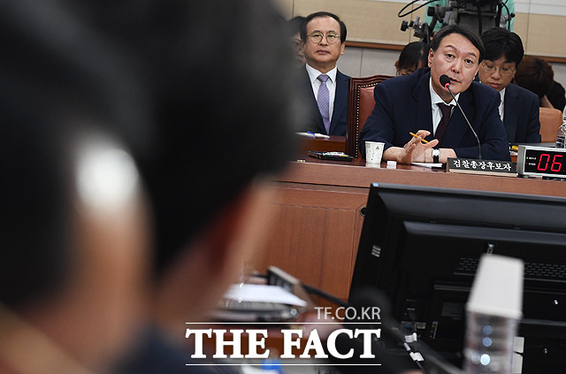 한국당 의원들의 질의를 듣고 있는 윤석열 후보자. /배정한 기자