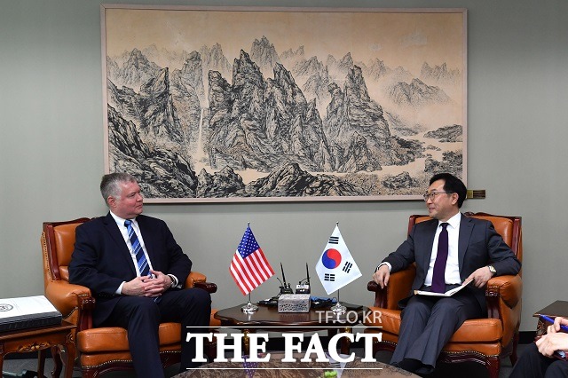 이도훈(왼쪽) 외교부 한반도평화교섭본부장과 스티브 비건 미국 국무부 대북특별대표가 11일(현지시간) 독일 베를린에서 만나 북미 실무협상이 조속히 재개될 수 있도록 외교적 노력을 지속해가기로 했다. 지난달 28일 서울 종로구 외교부 청사에서 북핵수석대표 협의하는 한미 외교당국. /남윤호 기자