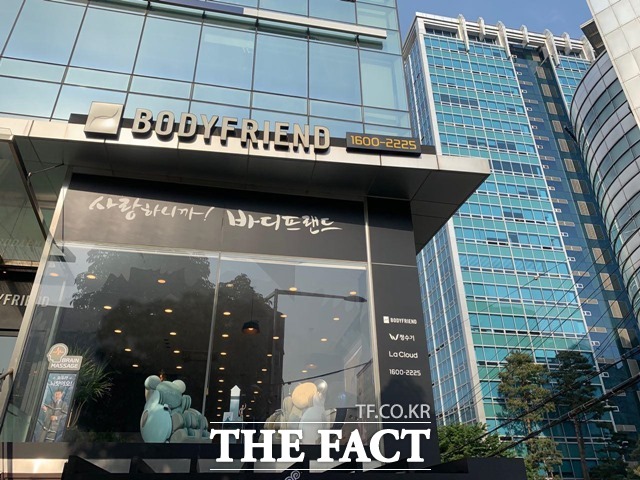 바디프랜드가 지난 6월 한달 간 1만599대의 안마의자를 팔며 역대 6월 중 최대 실적을 기록했다. 사진은 서초동에 위치한 바디프랜드 매장 전경이다. /이민주 기자