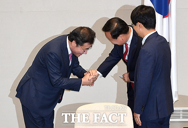 김 위원장과 인사하는 이낙연 총리 (오른쪽)