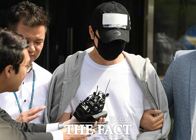 성폭행 및 성추행 혐의를 받는 배우 강지환(본명 조태규)이 12일 오전 수원지방법원 성남지원에서 열리는 구속 전 피의자 심문(영장실질심사)을 받기 위해 경기도 성남시 분당구 분당경찰서를 나오고 있다. /성남=김세정 기자