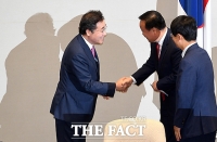 [TF포토] 김재원 위원장과 인사 나누는 이낙연 총리