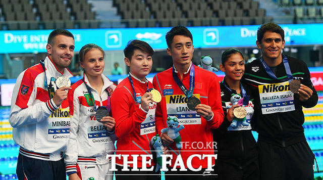 기념 촬열을 하는 메달 수상자들. (왼쪽부터) 러시아의 빅터 미니바예프, 에카테리나 베리아예바, 중국의 쓰야제, 롄쥔제, 멕시코의 호세 발레사, 호세 산체스.