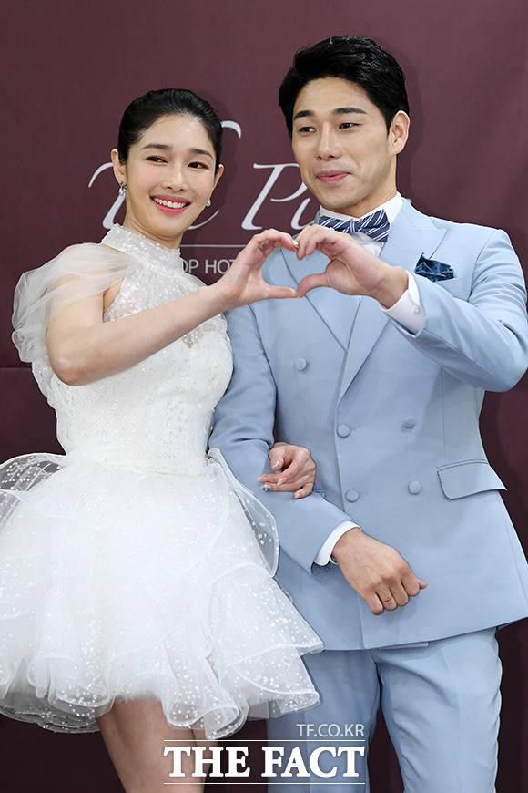배우 선우선(왼쪽)과 무술감독 이수민은 1년 열애 끝에 사랑의 결실을 맺는다. /남용희 기자
