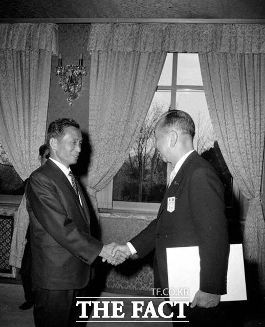 박정희 대통령과 기시 노부스케 전 일본 수상(오른쪽)이 1970년 4월 21일 청와대에서 접견하며 악수하고 있다./국가기록원