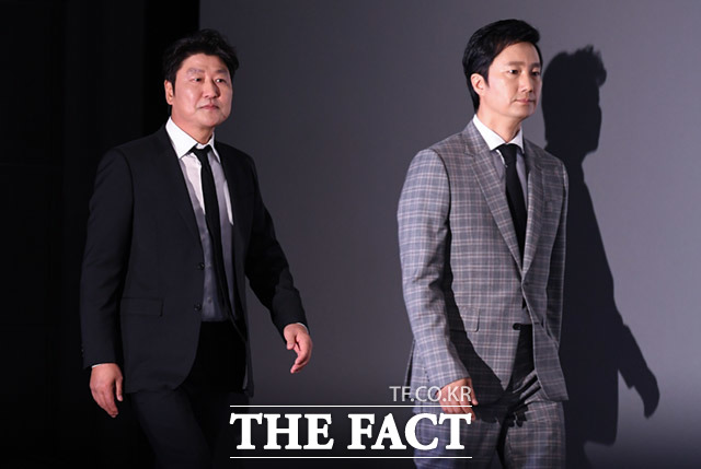 언론시사회 참석한 배우 송강호(왼쪽)과 박해일