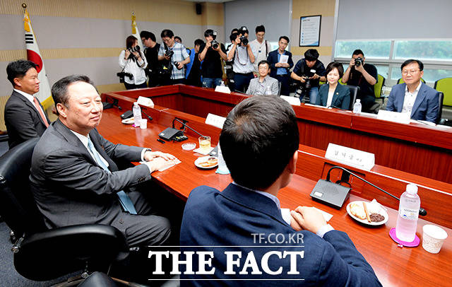 청년 대표들을 바라보며 시종일관 미소 짓는 박 회장
