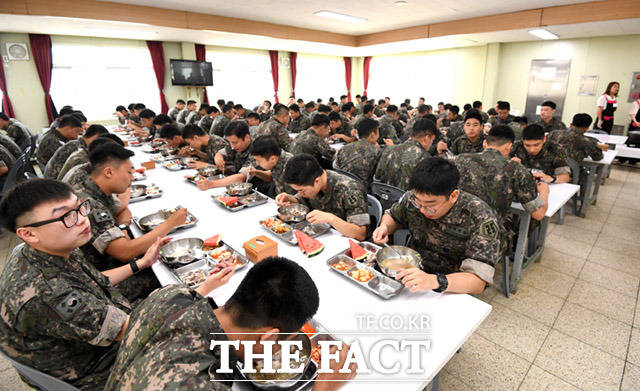 육군 25사단 수색대대 장병들의 오늘 점심은 삼계탕