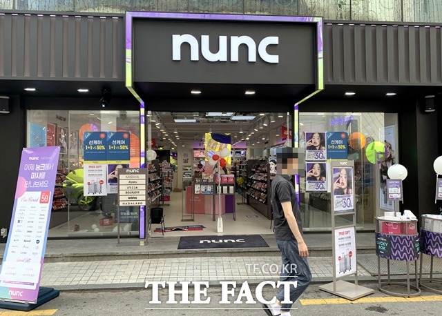 16일 서울시 마포구에 위치한 눙크 홍대점은 오픈한 지 한 달이 채 되지 않았음에도 손님이 없이 텅 빈 모습이었다. /이민주 기자